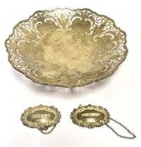 A PIERCED SILVER DISH AND SILVER DRINKS LABLES The dish on raised base hallmarked Sheffield 1939.