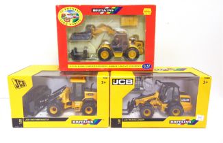 THREE 1/32 SCALE BRITAINS JCB FARM MODELS comprising a No.9460, JCB 526S Loadall complete with