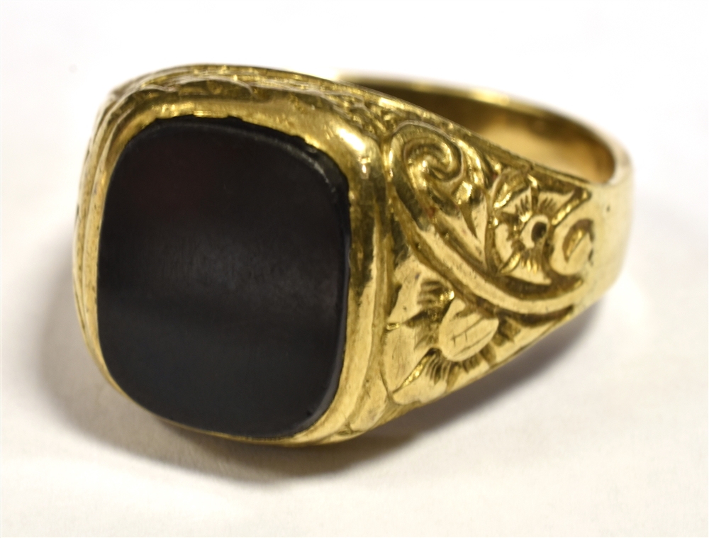 GENTS 9CT GOLD SIGNET RING WITH BLACK PANEL BEZEL Engraved shoulders, shank marked 9CT, Ring size R,