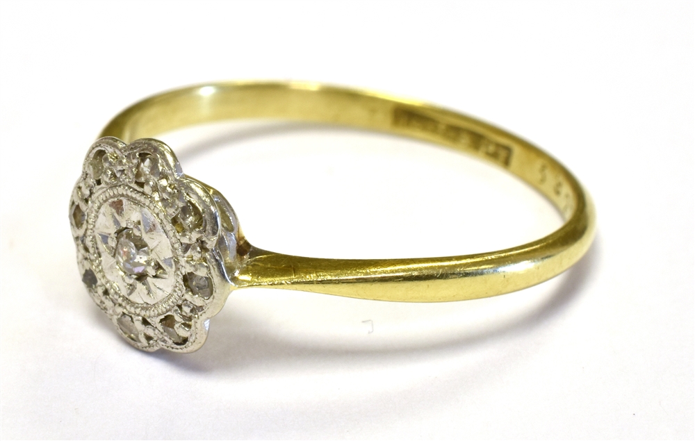 ART DECO 18CT GOLD PLATINUM AND DIAMOND PLAQUE RING (DAISY SHAPED) The small platinum plaque set - Image 2 of 3