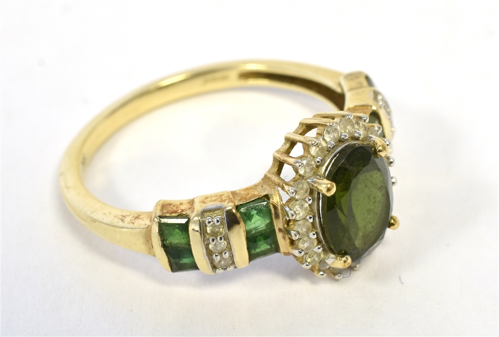 9K GEM SET COCKTAIL RING the ring set with dark green stones with clear accents, ring size P, weight - Image 2 of 3