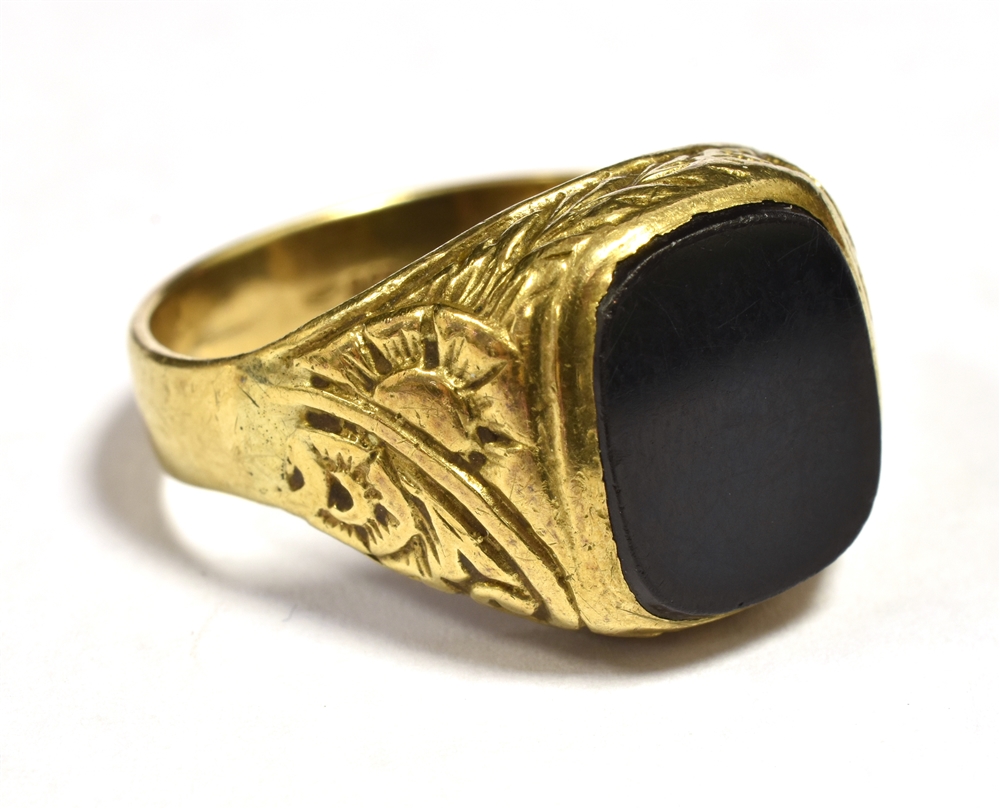 GENTS 9CT GOLD SIGNET RING WITH BLACK PANEL BEZEL Engraved shoulders, shank marked 9CT, Ring size R, - Image 2 of 3