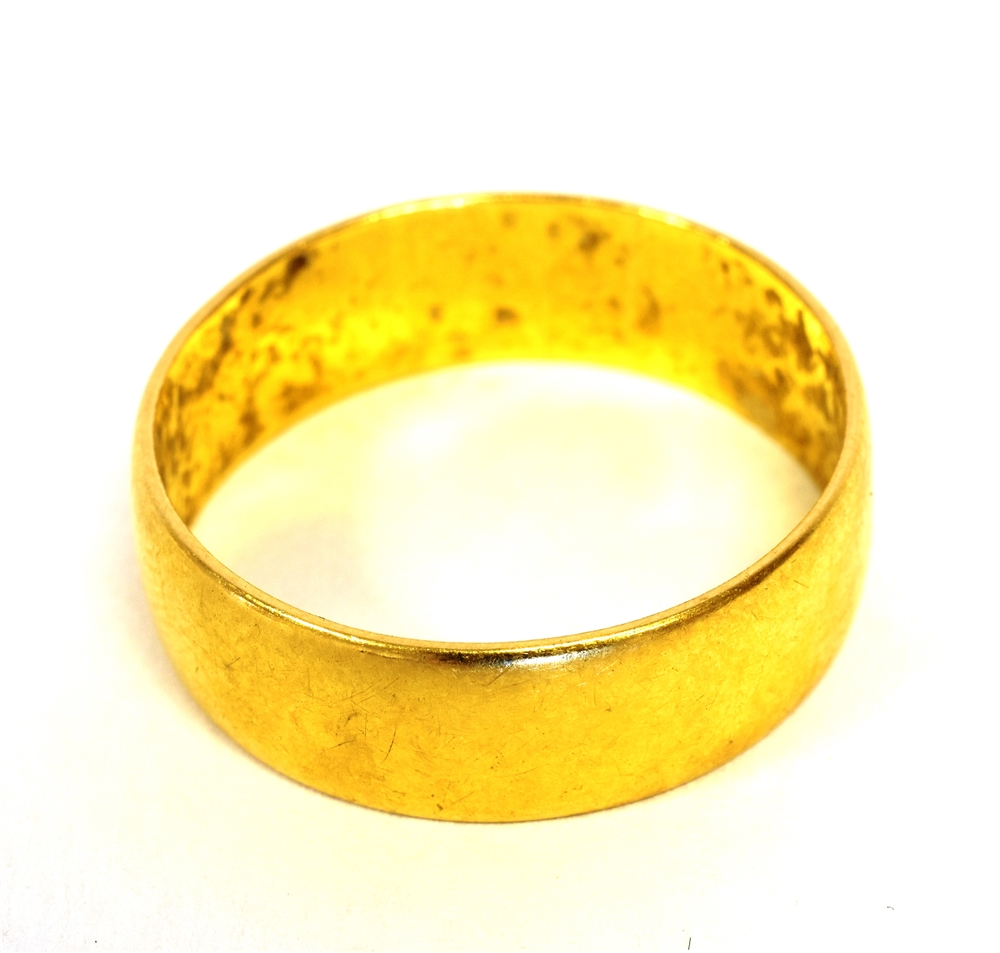 22CT GOLD BAND RING hallmarked London 1963, band width 6mm, ring size S, weight 6g