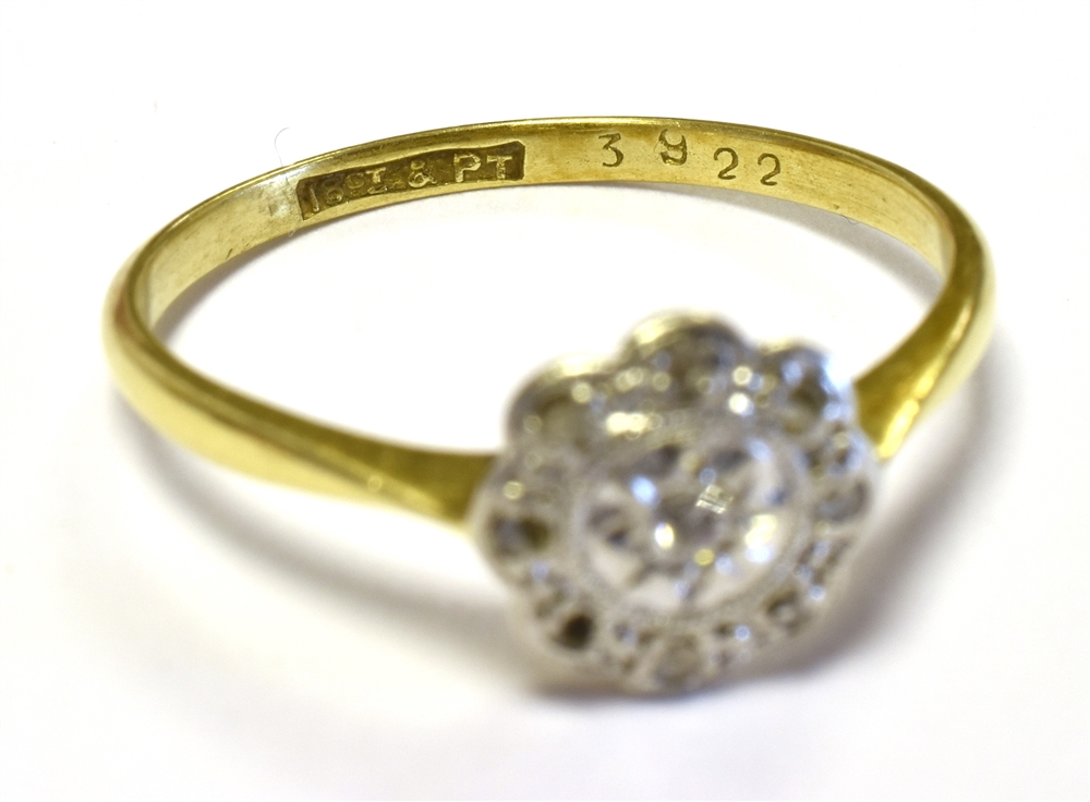 ART DECO 18CT GOLD PLATINUM AND DIAMOND PLAQUE RING (DAISY SHAPED) The small platinum plaque set - Image 3 of 3