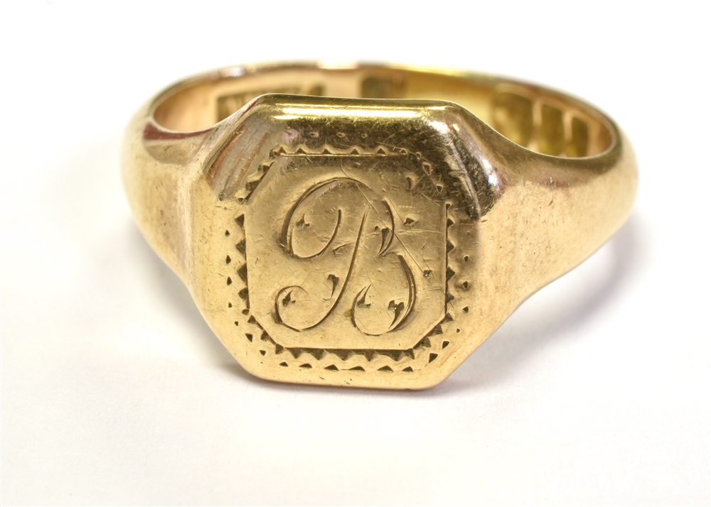 9CT GOLD SIGNET RING WITH MONOGRAMMED INITIAL To the bezel. Ring size Q1/2, weight 6g