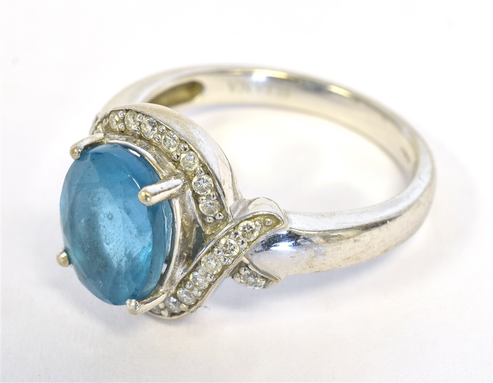 ILIANA 18K WHITE GOLD CLUSTER RING the cluster comprising an oval turquoise glass stone in a diamond - Image 3 of 3