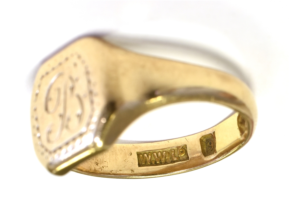 9CT GOLD SIGNET RING WITH MONOGRAMMED INITIAL To the bezel. Ring size Q1/2, weight 6g - Image 3 of 3