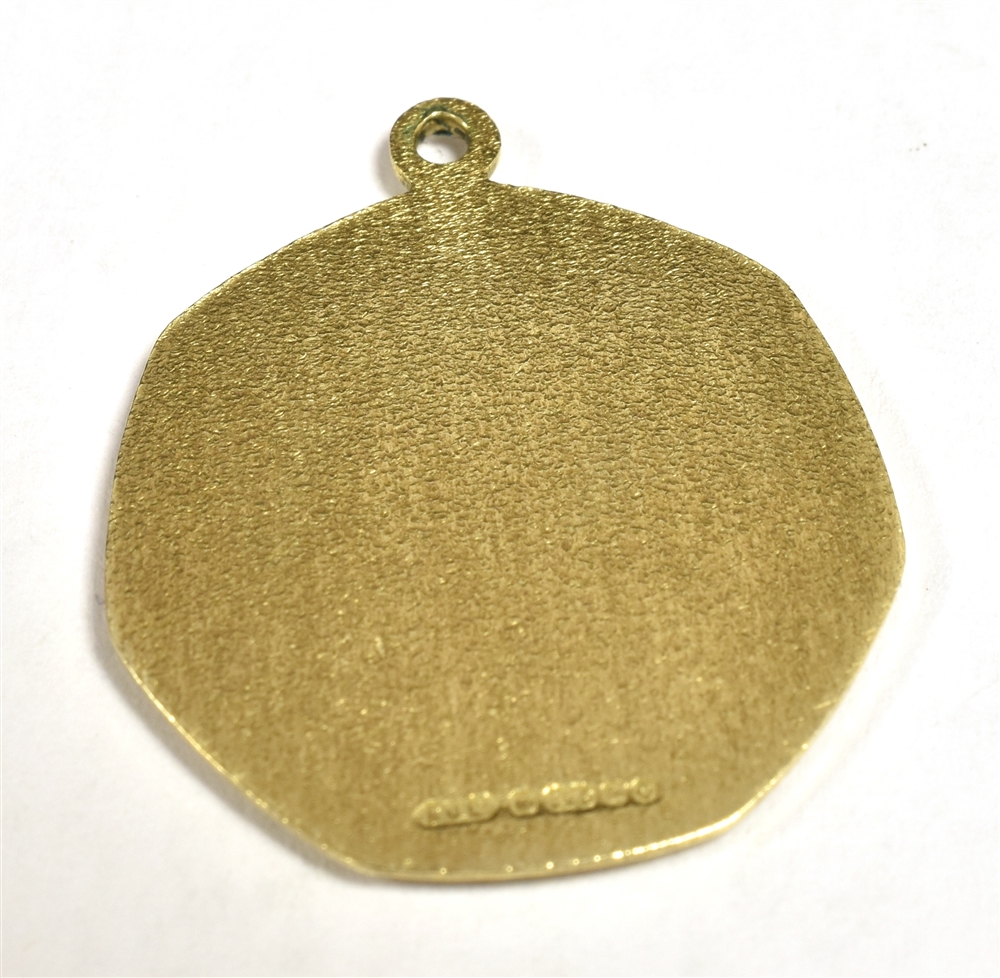 9CT GOLD ST CHRISTOPHER PENDANT PIECE Hexagonal shape, diameter approx 17mm, weight 3g Condition - Image 2 of 2