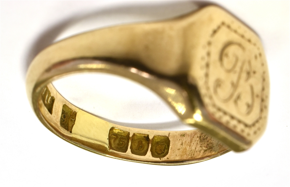 9CT GOLD SIGNET RING WITH MONOGRAMMED INITIAL To the bezel. Ring size Q1/2, weight 6g - Image 2 of 3