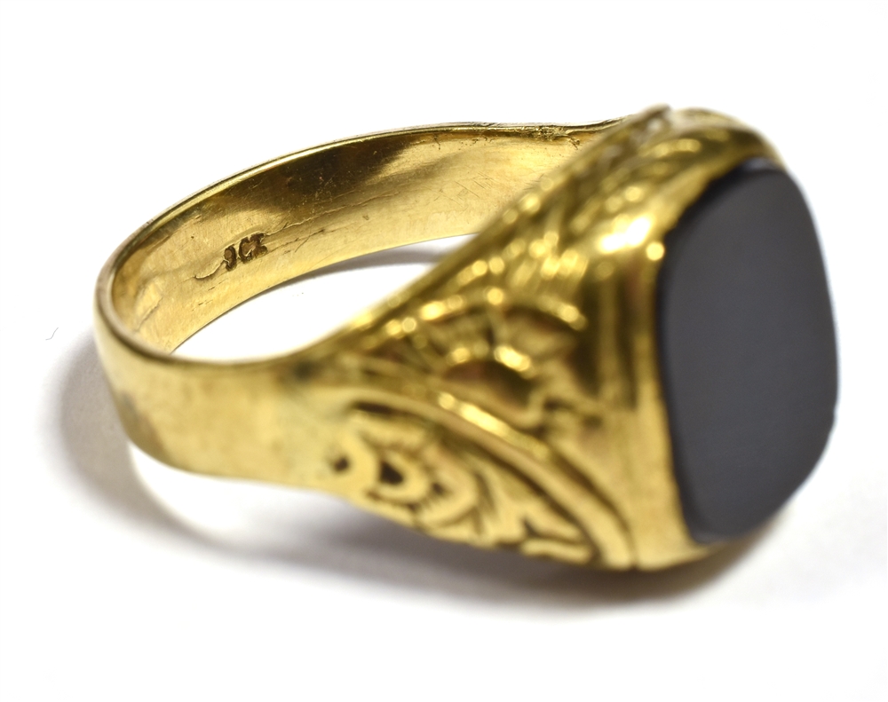 GENTS 9CT GOLD SIGNET RING WITH BLACK PANEL BEZEL Engraved shoulders, shank marked 9CT, Ring size R, - Image 3 of 3