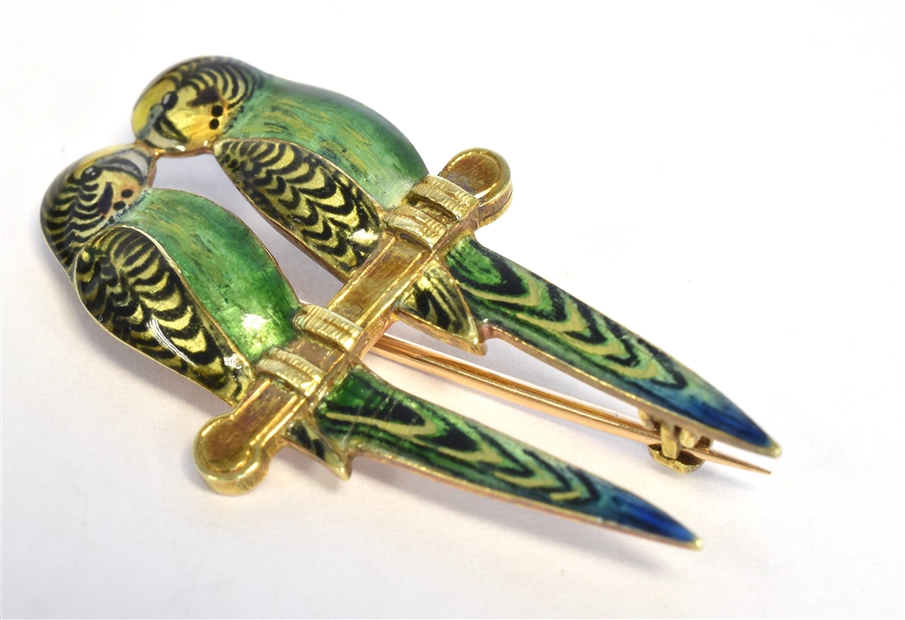VINTAGE 14CT GOLD & ENAMEL BROOCH 3.3cm long x 1.8cm wide, featuring a pair of Budgerigars enamelled