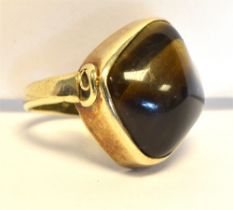 9CT GOLD TIGERS EYE DRESS RING Bezel set tiger's eye cabochon, approx 17.1 x 16.7mm, ring size F,
