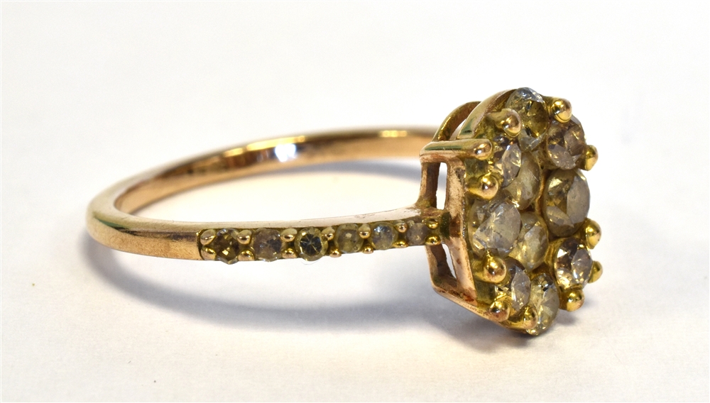 ARGYLE CHAMPAGNE DIAMOND RING Oval grain set head with round brilliant cut 'champagne' diamonds - Image 2 of 2