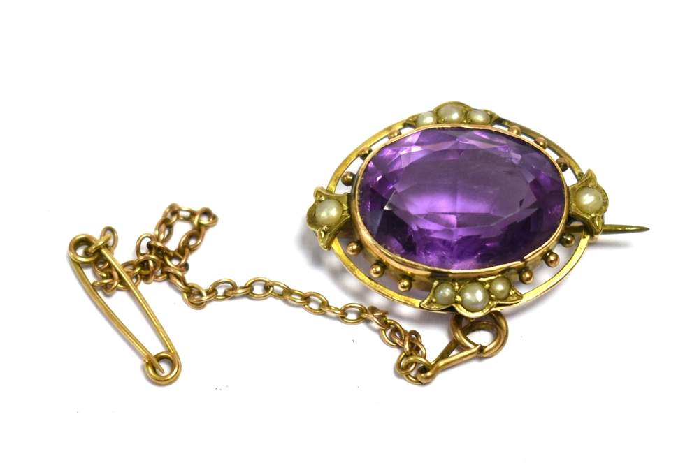 ANTIQUE AMETHYST & PEARL BROOCH Set in 9ct gold, 26.7 x 20.4mm overall dimensions, containing a good
