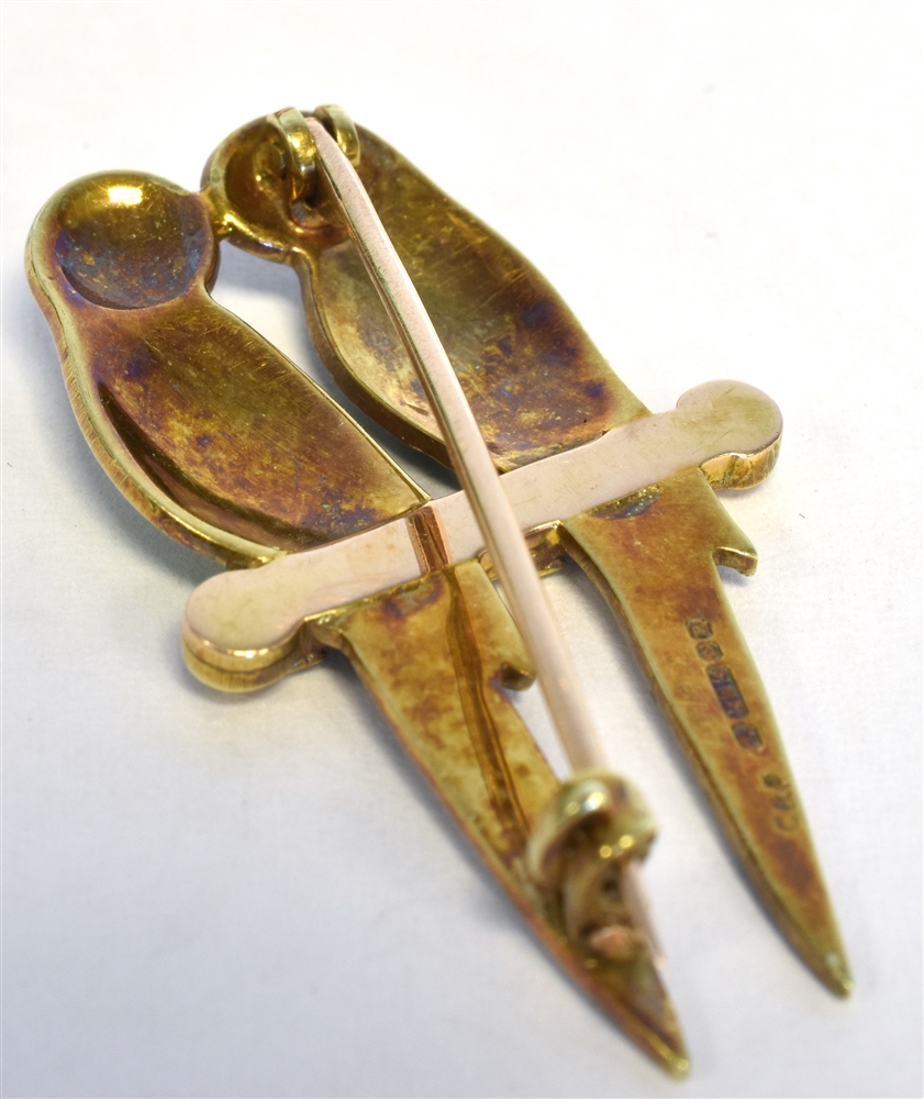 VINTAGE 14CT GOLD & ENAMEL BROOCH 3.3cm long x 1.8cm wide, featuring a pair of Budgerigars enamelled - Image 2 of 2