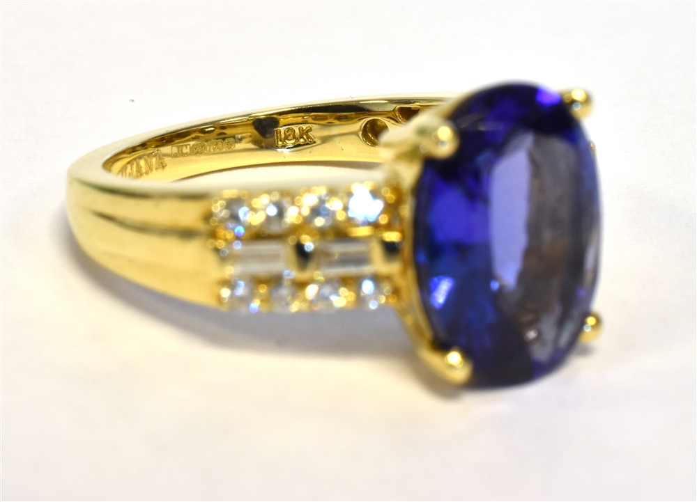 TANZANITE & DIAMOND DRESS RING Vivid oval tanzanite, approx 12.1 x 8.9mm, flanked by round brilliant - Image 3 of 3