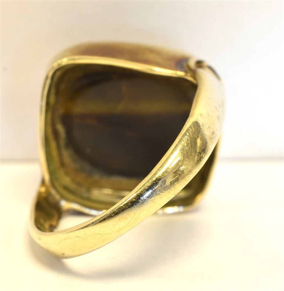 9CT GOLD TIGERS EYE DRESS RING Bezel set tiger's eye cabochon, approx 17.1 x 16.7mm, ring size F, - Bild 2 aus 2