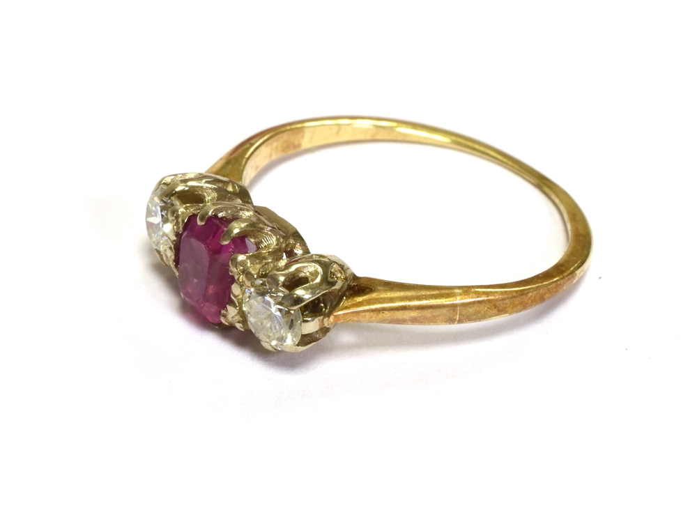 VINTAGE RUBY & DIAMOND TRILOGY RING In 18ct gold with central coronet claw set ruby, estimated 0. - Bild 3 aus 3
