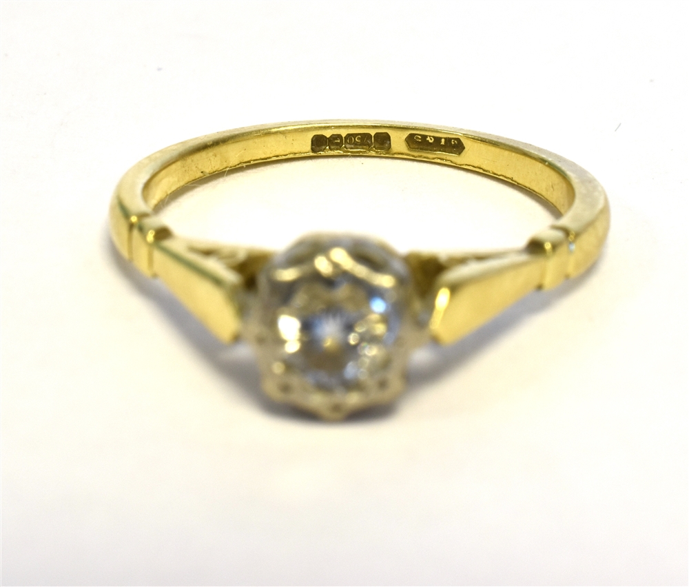 18CT GOLD & DIAMOND SOLITAIRE Platinum illusion set diamond solitaire, estimated in the setting as - Image 3 of 3