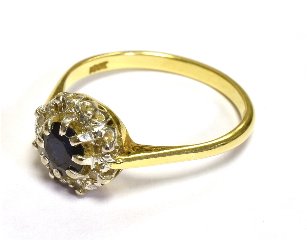 18CT SAPPHIRE & DIAMOND HALO RING Dark blue round cut sapphire, surrounded by a halo of grain set, - Bild 3 aus 4