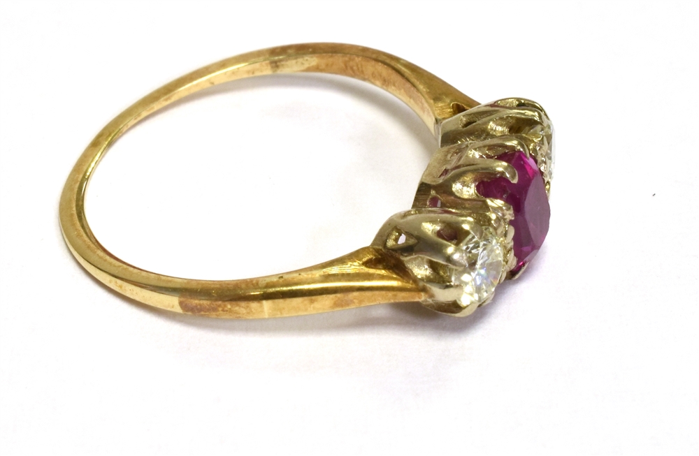 VINTAGE RUBY & DIAMOND TRILOGY RING In 18ct gold with central coronet claw set ruby, estimated 0. - Bild 2 aus 3