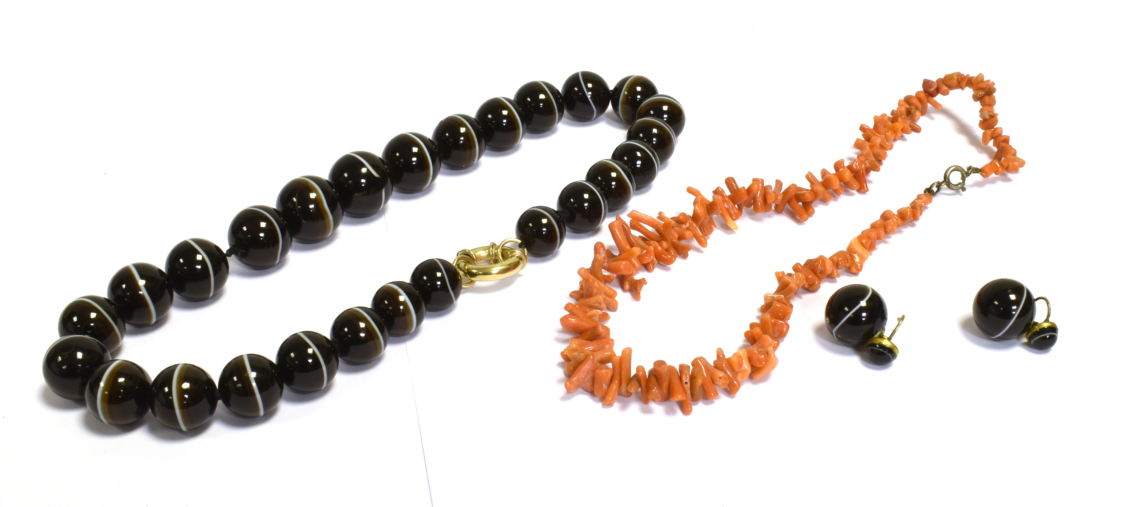 VICTORIAN BANDED AGATE & CORAL NECKLACES Bulls eye banded agate bead necklace 42cm long, beads