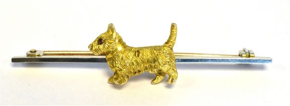 9CT GOLD TERRIER BAR BROOCH 5cm long bar, decorated with applied 1.7cm long, realistically