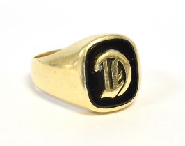 14CT GOLD & ONYX INITIAL RING 15.9mm long head, with gold initial 'D' raised, in relief on onyx