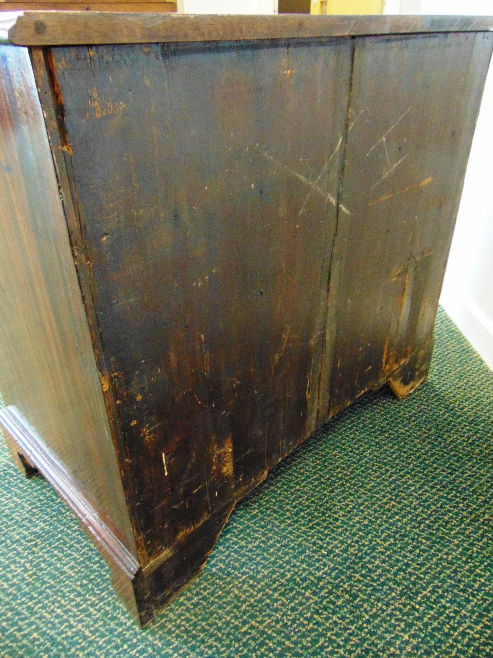 A GEORGE III MAHOGANY CHEST OF DRAWERS with a brushing slide above four graduated long drawers - Image 5 of 5