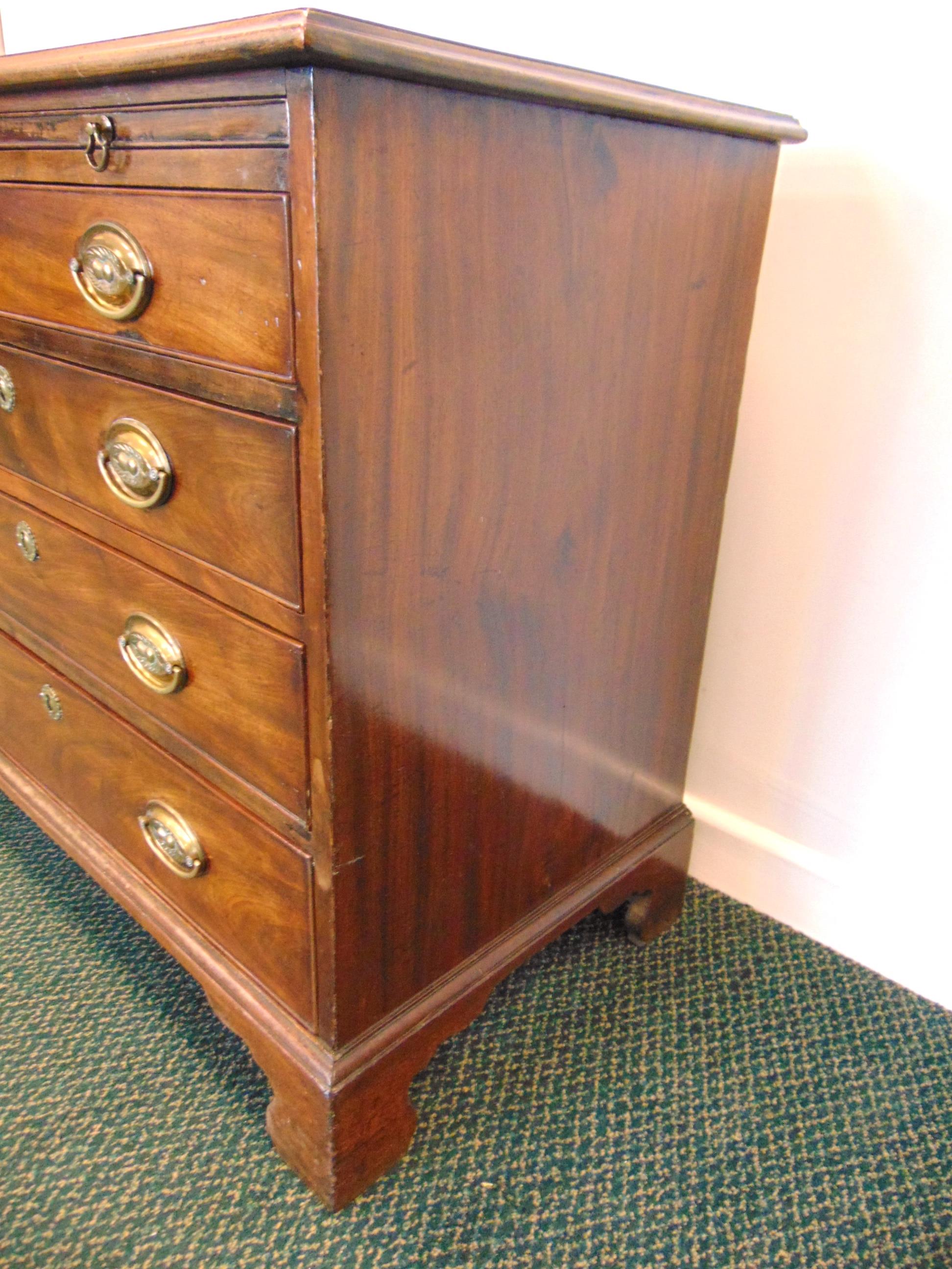 A GEORGE III MAHOGANY CHEST OF DRAWERS with a brushing slide above four graduated long drawers - Image 3 of 5