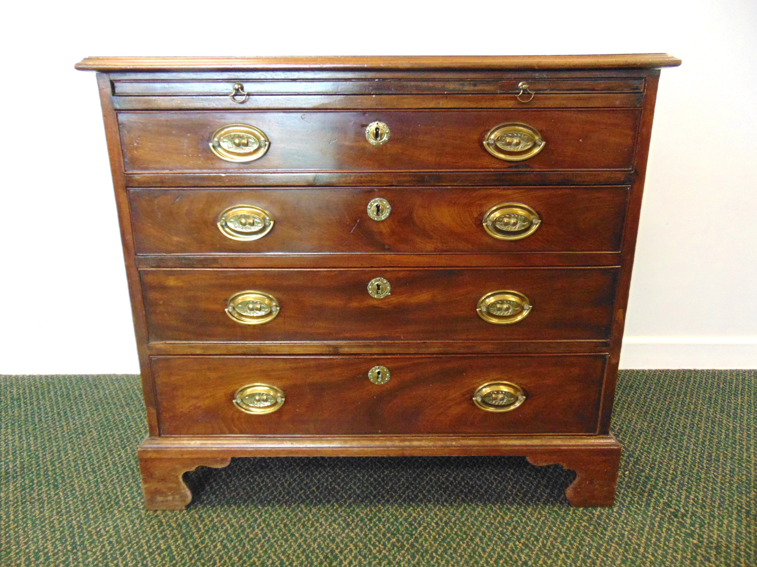 A GEORGE III MAHOGANY CHEST OF DRAWERS with a brushing slide above four graduated long drawers - Image 2 of 5