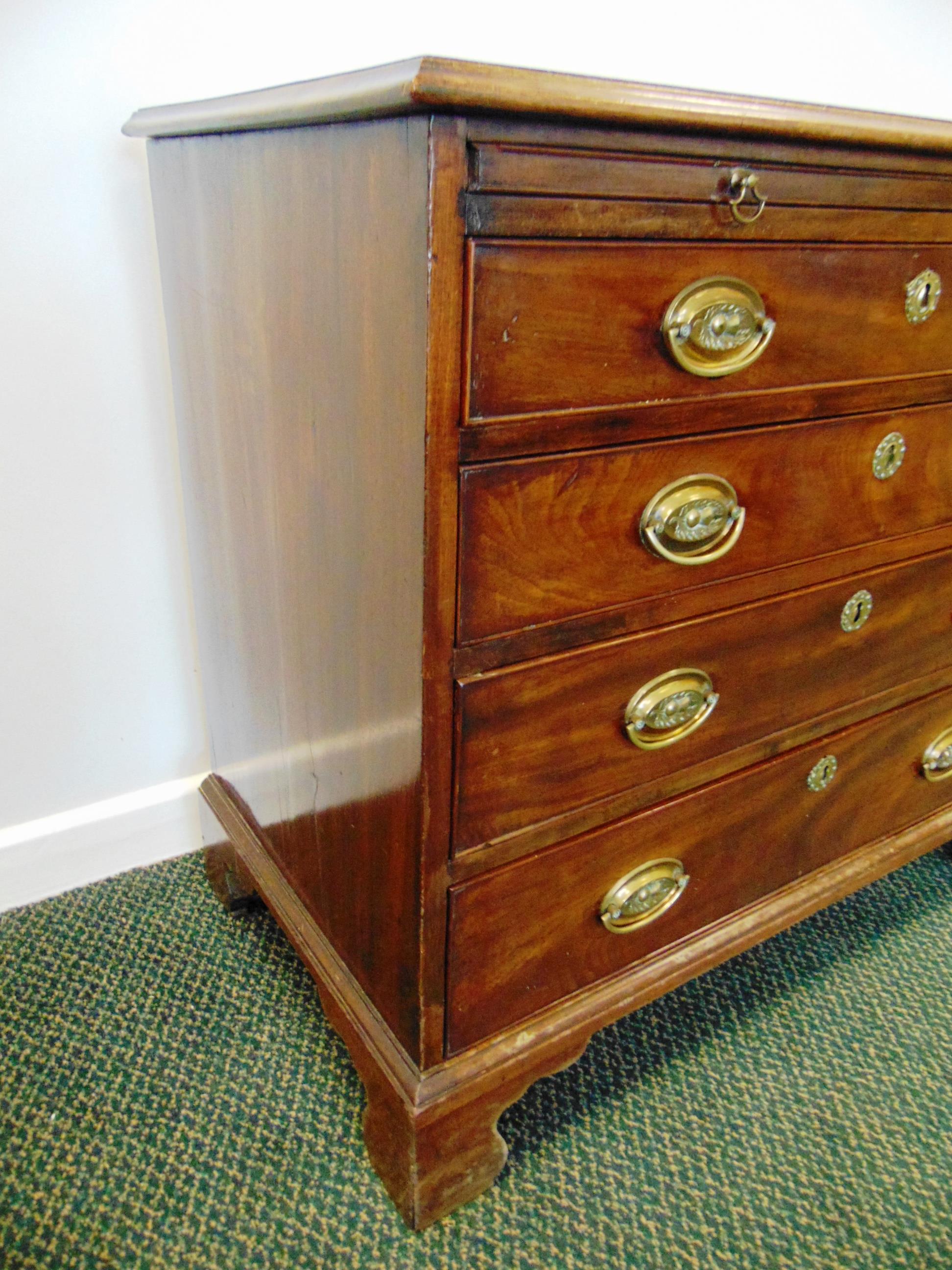 A GEORGE III MAHOGANY CHEST OF DRAWERS with a brushing slide above four graduated long drawers - Image 4 of 5