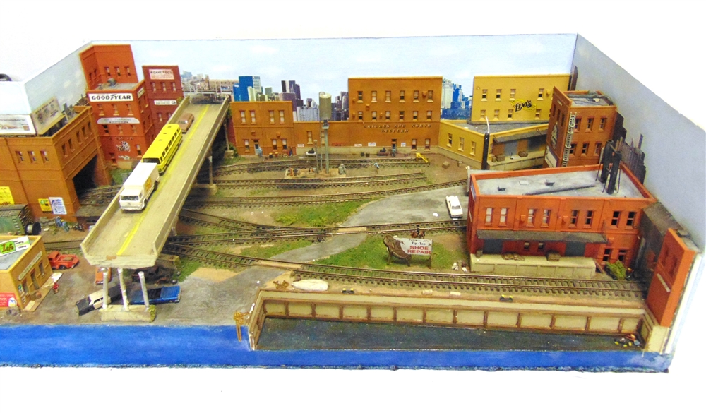 [N GAUGE]. A NORTH AMERICAN OUTLINE PORTABLE LAYOUT 77cm wide, in a hardboard travel case. - Image 3 of 3