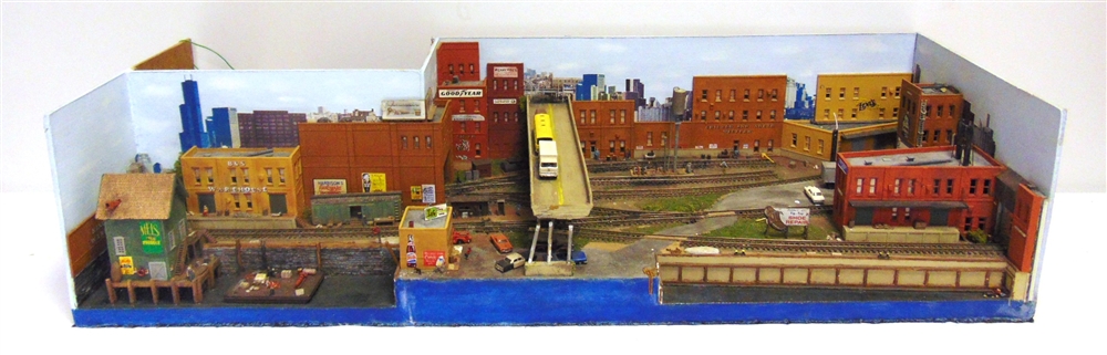 [N GAUGE]. A NORTH AMERICAN OUTLINE PORTABLE LAYOUT 77cm wide, in a hardboard travel case.