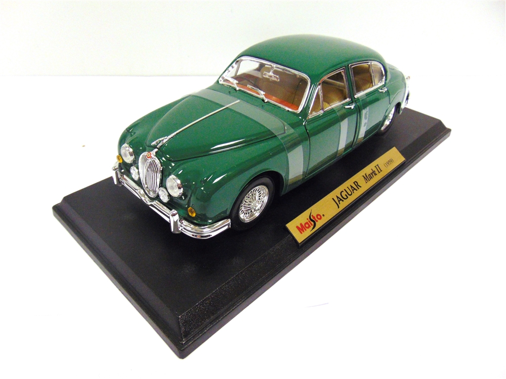 A 1/18 SCALE MAISTO NO.31833, JAGUAR MARK II (1959) green, mint or near mint and boxed. Condition - Bild 2 aus 3