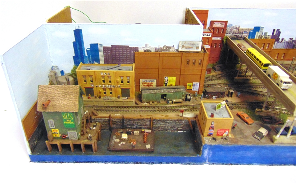 [N GAUGE]. A NORTH AMERICAN OUTLINE PORTABLE LAYOUT 77cm wide, in a hardboard travel case. - Image 2 of 3