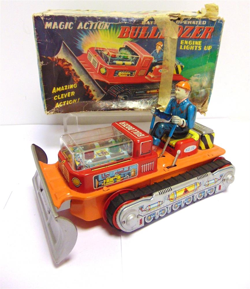 TWO JAPANESE TINPLATE TOYS comprising a Nomura Toys Magic Action Bulldozer, with a battery- - Bild 3 aus 4