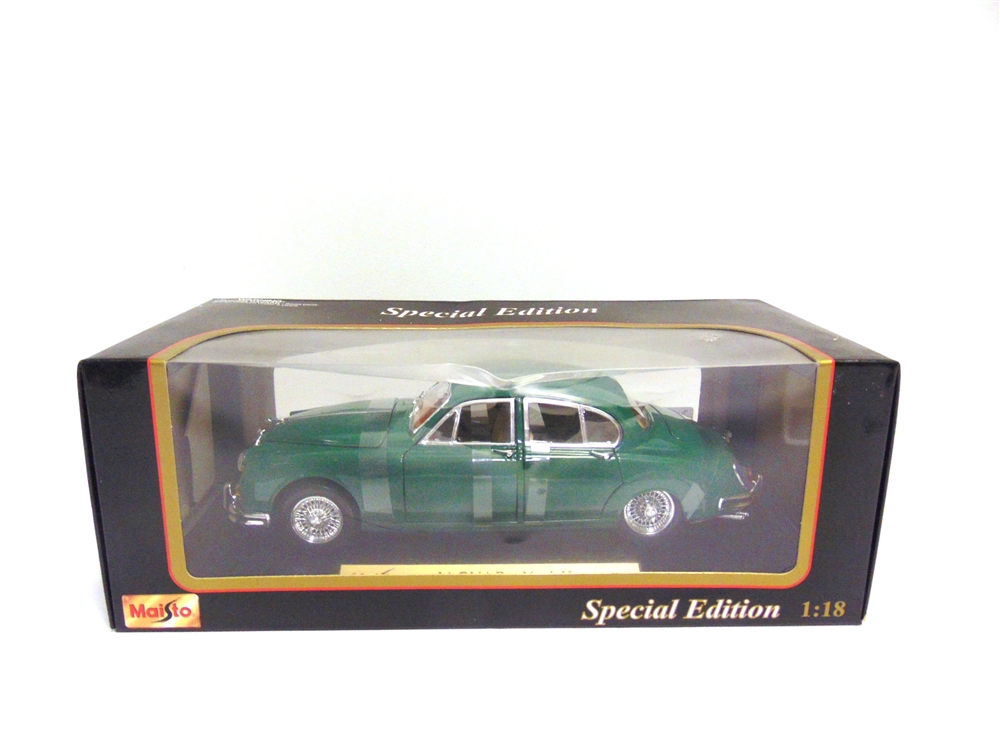 A 1/18 SCALE MAISTO NO.31833, JAGUAR MARK II (1959) green, mint or near mint and boxed. Condition - Bild 3 aus 3