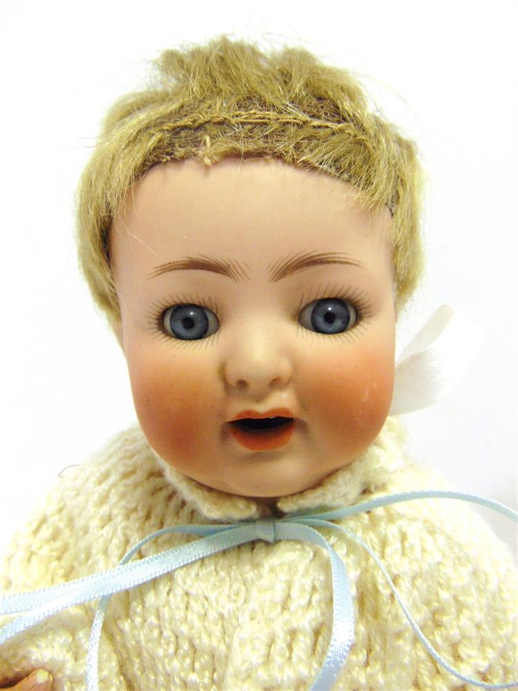 A KAMMER & REINHARDT FOR SIMON & HALBIG BISQUE SOCKET HEAD DOLL with a cropped light brown wig, - Bild 2 aus 3