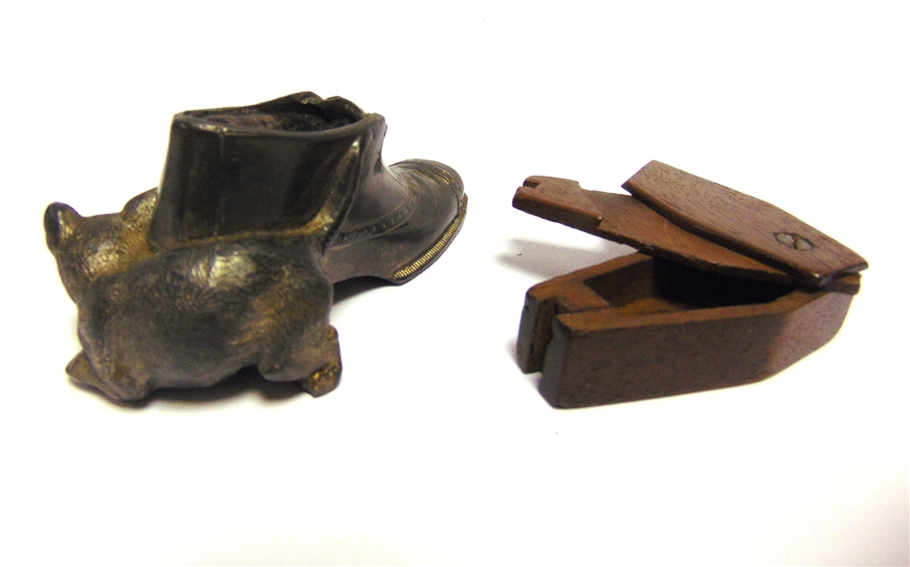 ASSORTED COLLECTABLES comprising a metal alloy novelty pin cushion in the form of a boot or shoe, - Bild 2 aus 2