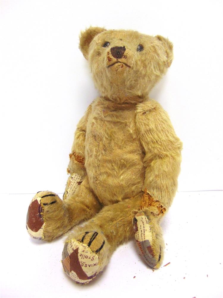 A BLONDE MOHAIR TEDDY BEAR circa 1920, possibly by Steiff, with boot button eyes and a black - Bild 5 aus 5