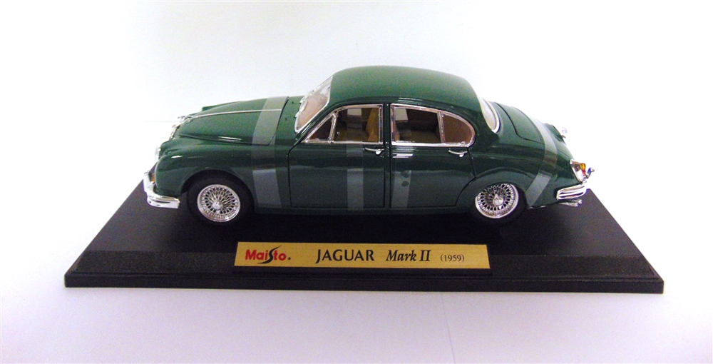 A 1/18 SCALE MAISTO NO.31833, JAGUAR MARK II (1959) green, mint or near mint and boxed. Condition