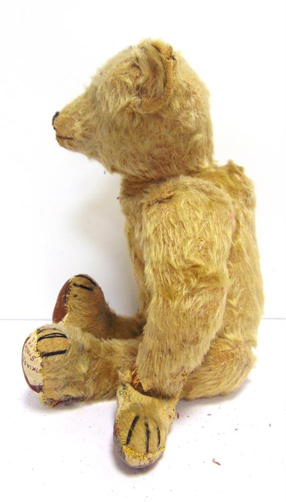 A BLONDE MOHAIR TEDDY BEAR circa 1920, possibly by Steiff, with boot button eyes and a black - Bild 4 aus 5
