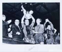 Sir Bobby Charlton signed Manchester United 1968 European Cup trophy lift photograph presentation