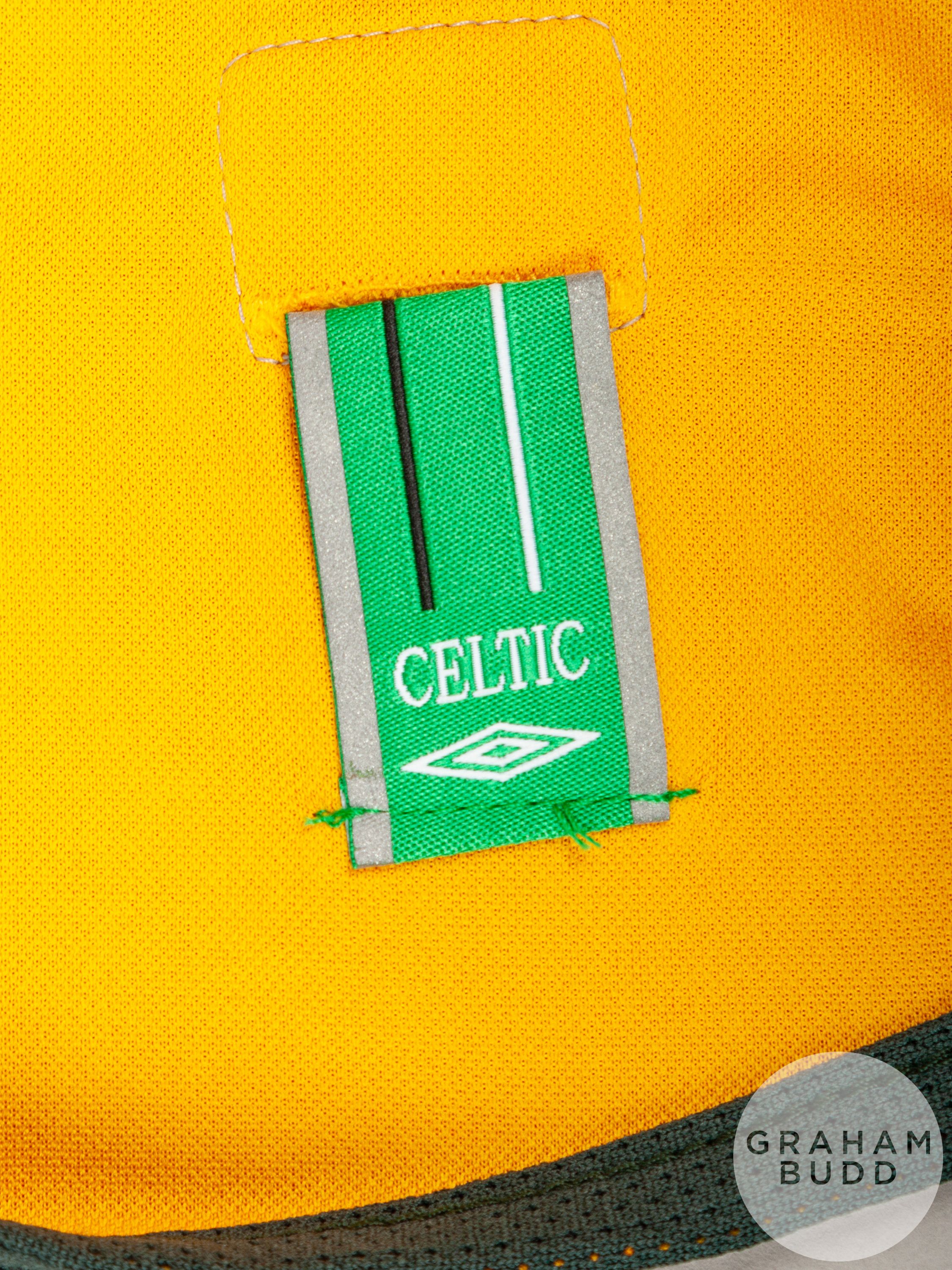 Henrik Larsson yellow No.7 Celtic short-sleeved shirt - Image 4 of 7