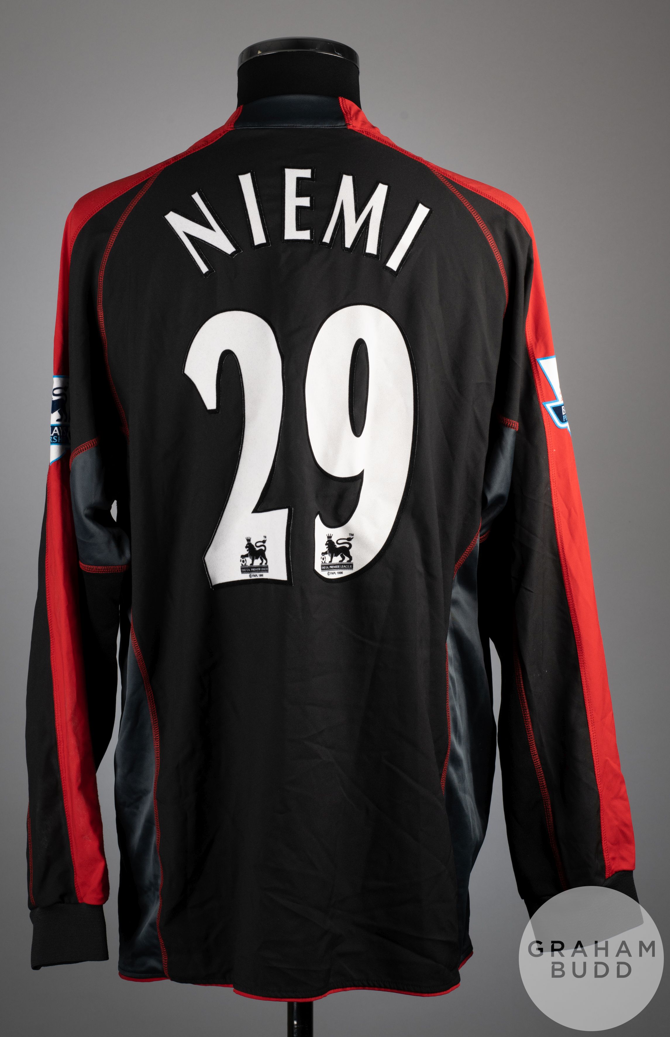 Antti Niemi red and black No.29 Fulham long sleeved goalkeeper shirt, 2007-08 - Image 2 of 2