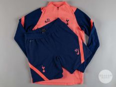 Harry Kane No.10 pink & blue Tottenham Hotspur long sleeved Training top, 2020-21.