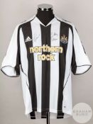 Black and white Newcastle United short sleeved replica shirt 2005/07.