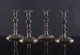 Crichton Bros. Argentieri, Gruppo di quattro importanti candelieri in argento e vermeil, Londra,