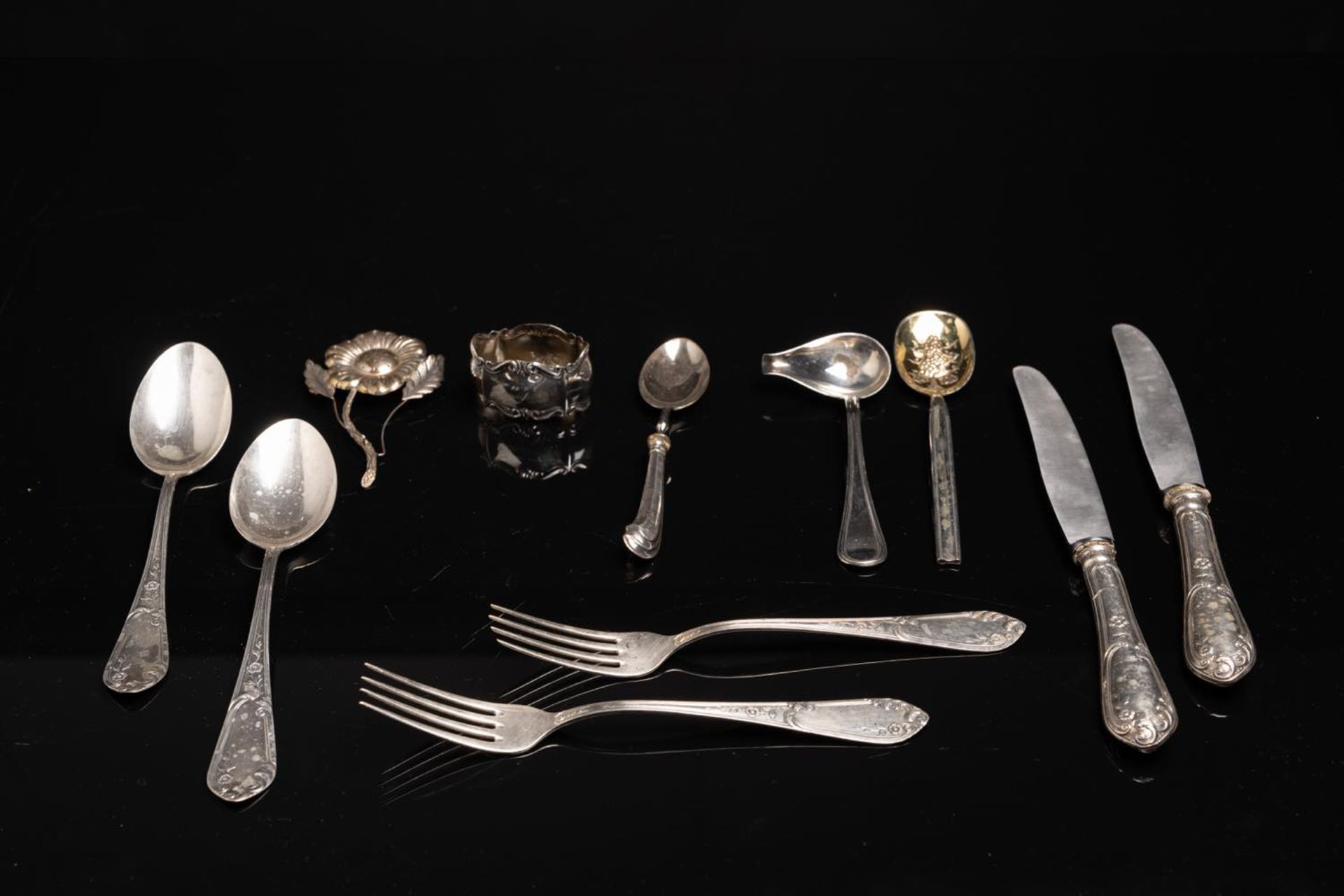 Lotto di sette oggetti in argento e parte di servizio di posate, XX secolo. Composto da:
